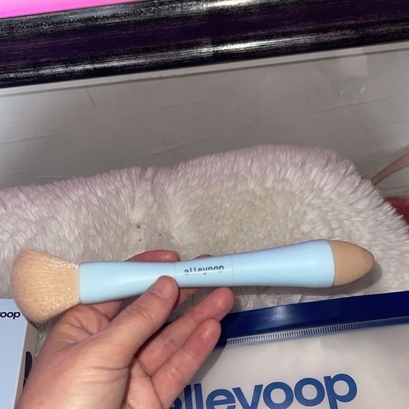 Multi tasker 4 in one makeup brush NWT it was unboxed never used Brand new - Picture 4 of 7